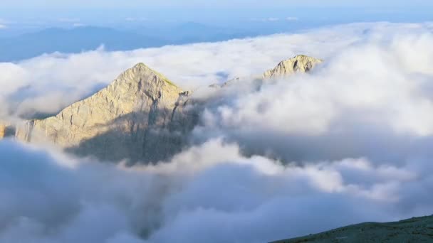 Berg Piek Omringd Door Wolken Timelapse Bij Zonsondergang — Stockvideo