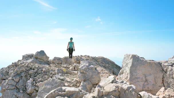 晴れた夏の日に山の尾根を歩く美しい若い登山家の女性 — ストック動画