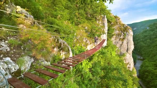 Ferrata Patikasından Yürüyen Adam Casa Zmeului Romanya — Stok video