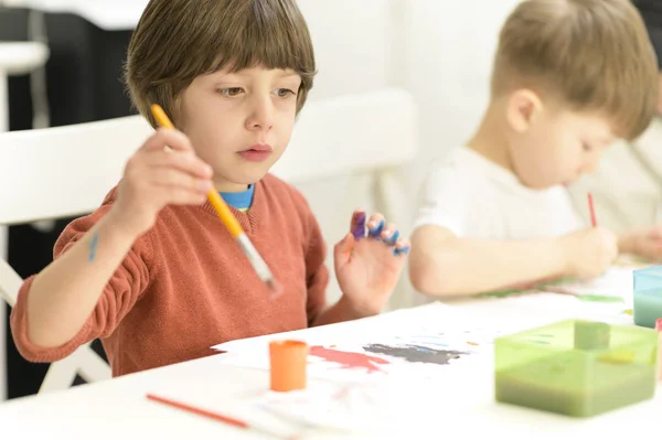 Kid schilderkunst aan kleuterschool — Stockfoto