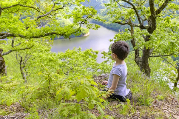 Miúdo bonito brincando no cenário de destino do lago — Fotografia de Stock