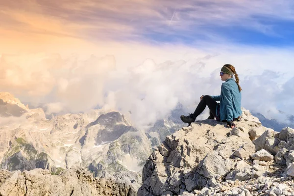Mountaneer Mulher desfrutando de altura Panorama — Fotografia de Stock