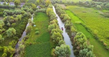 Tuna Deltası'nda zevk teknesinde turistler, Balıkçı köyü yakınlarındaki Ciotica Kanalı, Romanya yaz günü, havadan görünüm