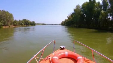 Tuna nehri, Romanya, hiper lapse video Sfantu Gheorghe kolunda navigasyon yüksek hızlı tekne