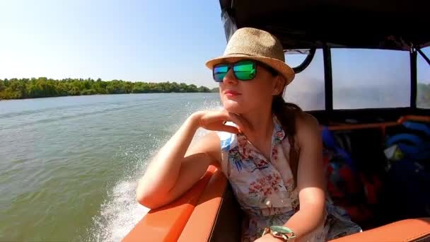 Mulher Bonita Desfrutando Passeio Barco Rio Danúbio Romênia Dia Ensolarado — Vídeo de Stock