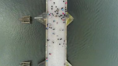 Prag 'daki Charles yaya köprüsünün havadan görünüşü, yürüyen insanlar...