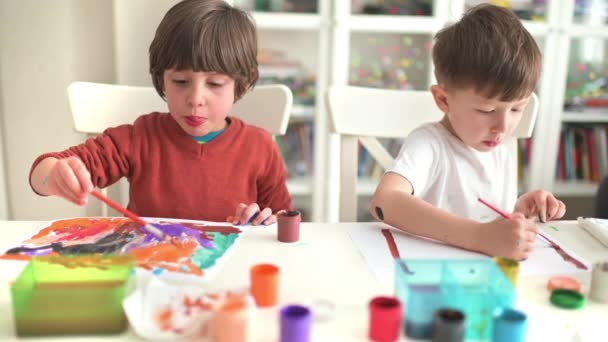 Bonito Crianças Engraçadas Fazendo Seu Ofício Pintura Jardim Infância — Vídeo de Stock