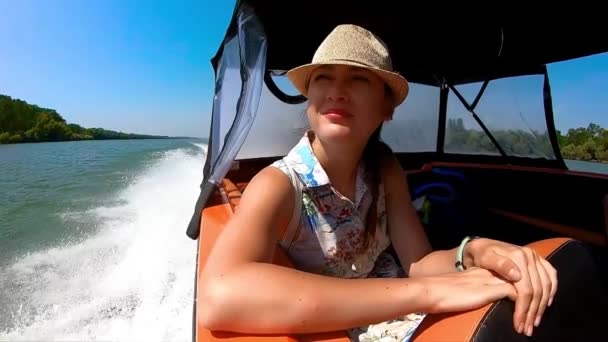 一个阳光灿烂的夏日 美丽的女人在罗马尼亚多瑙河上乘船游览 动作缓慢 — 图库视频影像