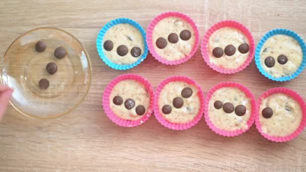 Kid Bereidt Muffins Cupcake Mallen Kruiden Deeg Met Chocolade — Stockvideo