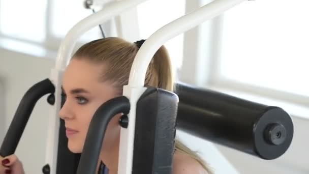 Belle Jeune Femme Utilisant Une Machine Abdominale Salle Gym — Video