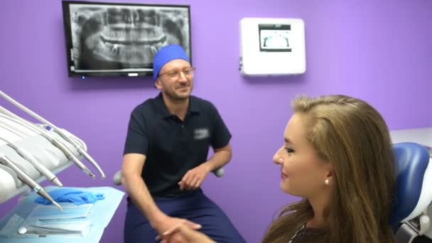 Dentista Acolher Uma Bela Jovem Paciente Radiografia Tela Segundo Plano — Vídeo de Stock