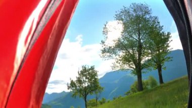 Güneşli bir yaz gününde gökyüzünde bulutlarla Çadır Dağı Manzarası 'nın dışında