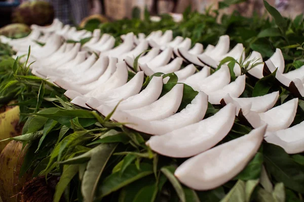 Нарезанные Спелые Куски Кокоса Зеленых Листьях Индийском Рынке — стоковое фото