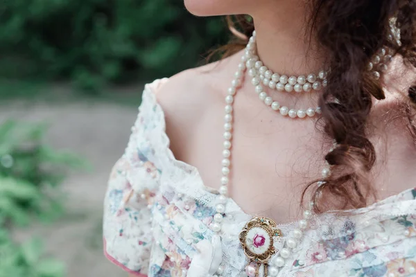 女孩新娘与珍珠 复古胸针和裸露的肩膀 — 图库照片