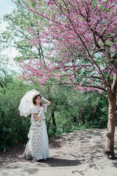 Novia Chica Vestido Vintage Con Paraguas Encaje Blanco Parque Cerca — Foto de Stock