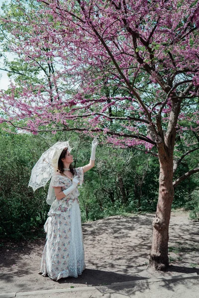 Novia Chica Vestido Vintage Con Paraguas Encaje Blanco Parque Cerca — Foto de Stock
