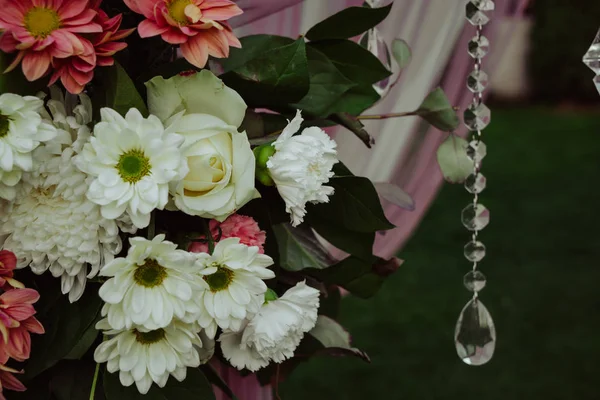 Vita Och Röda Blommor Med Gröna Blad Pryder Den Rosa — Stockfoto