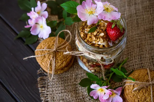 Granola Aux Fraises Yaourt Dans Bocal Verre Biscuits Fleurs Sur — Photo