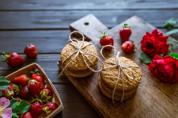 Biscuits Avoine Fraise Rose Rouge Sur Une Planche Bois Marron — Photo