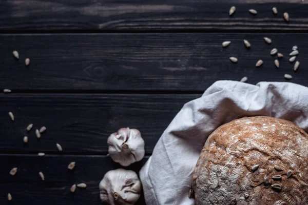 Pão Com Sementes Girassol Alho Uma Toalha Mesa Branca Uma — Fotografia de Stock