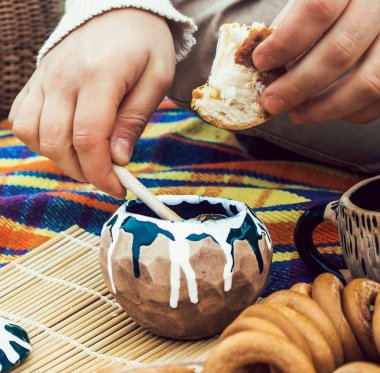bir sonbahar piknik adam ekmek ve bal elinde tutar