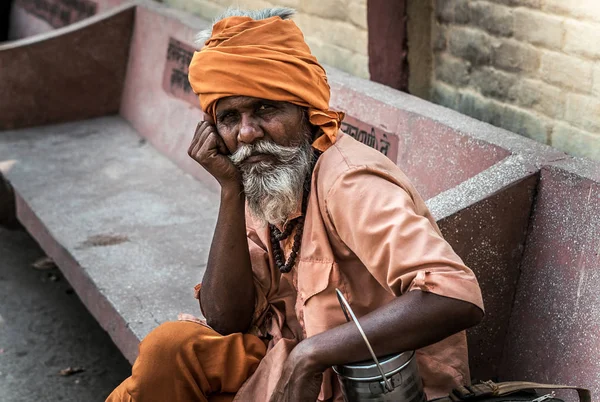 Индийский Монах Оранжевой Одежде Сидит Скамейке — стоковое фото