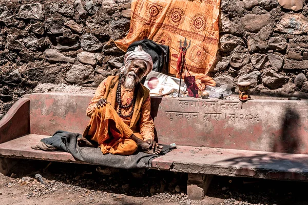 Индийский Монах Оранжевой Одежде Сидит Скамейке — стоковое фото