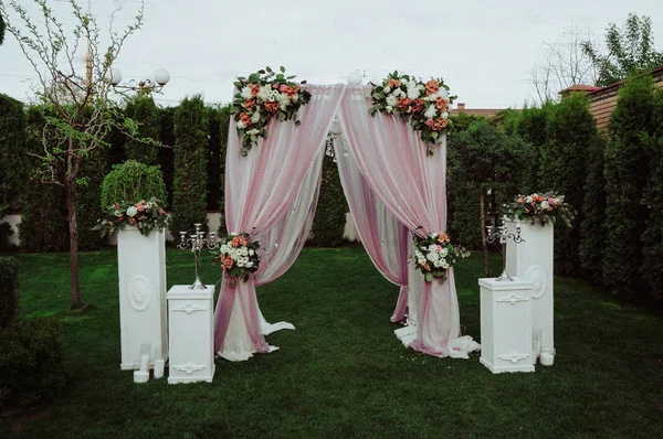 Rosa Bröllop Arch Dekorerad Med Blommor Trädgården — Stockfoto