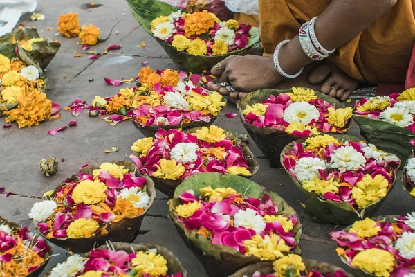 Женщина Продает Цветы Дар Богам Индии — стоковое фото