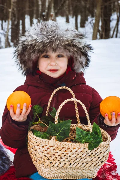Bambina Picnic Invernale Con Arance Mano — Foto Stock
