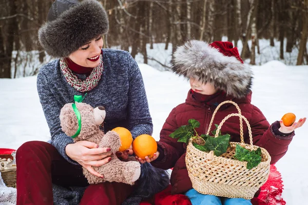 Madre Con Figlia Picnic Invernale Sulla Neve Copriletto Rosso — Foto Stock