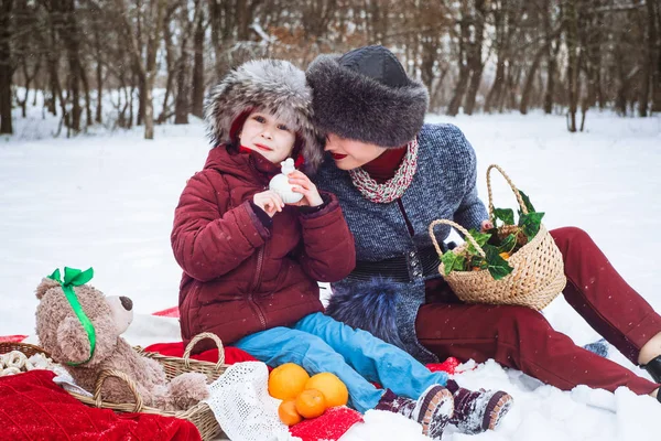 Madre Con Figlia Picnic Invernale Sulla Neve Copriletto Rosso — Foto Stock