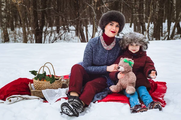 Madre Con Figlia Picnic Invernale Sulla Neve Copriletto Rosso — Foto Stock