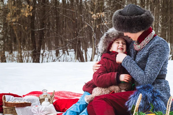 Madre Con Figlia Picnic Invernale Copriletto Rosso Nella Neve — Foto Stock