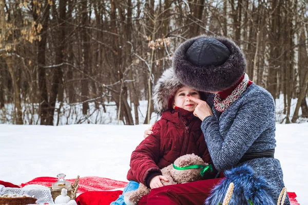 Madre Con Figlia Picnic Invernale Copriletto Rosso Nella Neve — Foto Stock