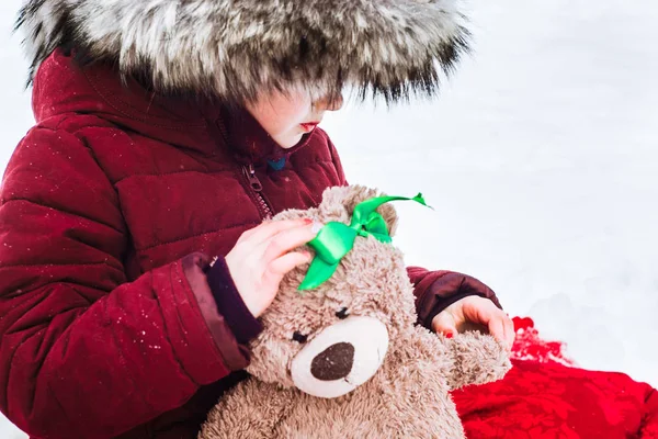 Bambino Tiene Orsacchiotto Inverno Sulla Neve — Foto Stock