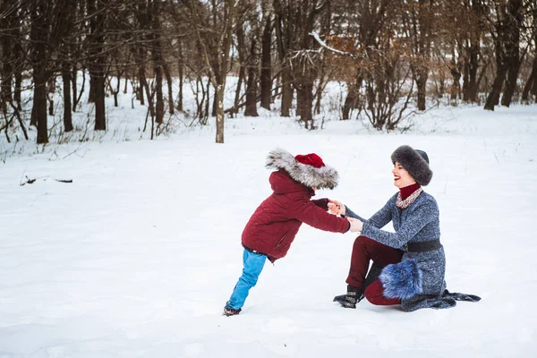 Ragazza Con Mamma Che Gioca Inverno Nella Foresta — Foto Stock