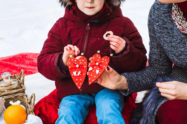 Madre Figlia Stanno Tenendo Cuori Rossi Picnic Inverno — Foto Stock