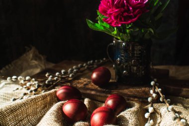 Paskalya yumurtaları ve çiçekler, söğüt dalları 2