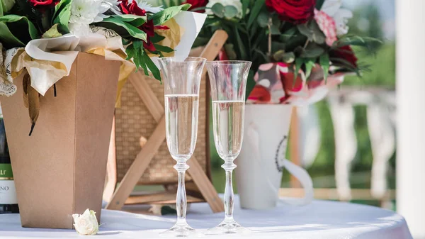 Glas med champagne på ett bröllop på en bakgrund av blommor 2 — Stockfoto