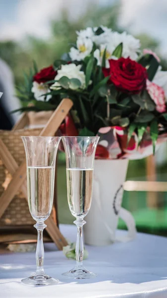 Glas med champagne på ett bröllop på bakgrunden av den nya — Stockfoto