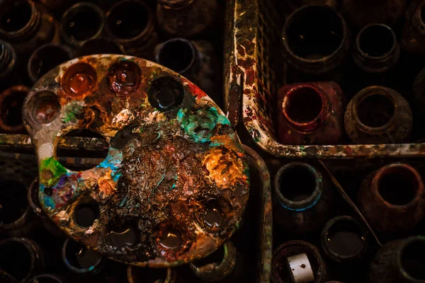 Un sacco di vernice nel laboratorio di artisti palestinesi 2 — Foto Stock