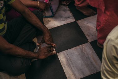 İnsanlar Asya 'da oturur, dua eder ya da yerde meditasyon yaparlar.