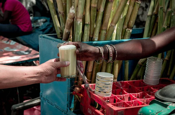 Машина Выжимает Сок Трости Выпить Трость Улицах Индии — стоковое фото
