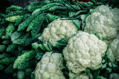 Taze lahana, yeşil salatalık, sebzeler 1 numaralı markette.