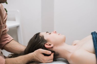 Profesyonel masör kıza Tayland masajı ve osteopati yaptırıyor.