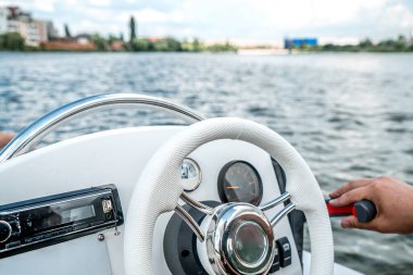 Adam hafta sonları nehirde beyaz bir tekne kullanıyor.