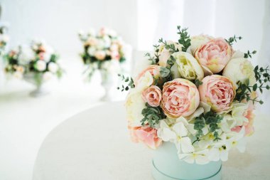 Düğün buketi 3 numaralı masanın penceresinin yanında duruyor.