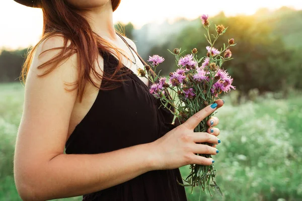 Menina Vestido Preto Pôr Sol Detém Buquê Flores Suas Mãos — Fotografia de Stock