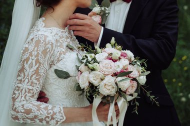 Aşıklar gelin ve damat bir buket çiçek tutarlar